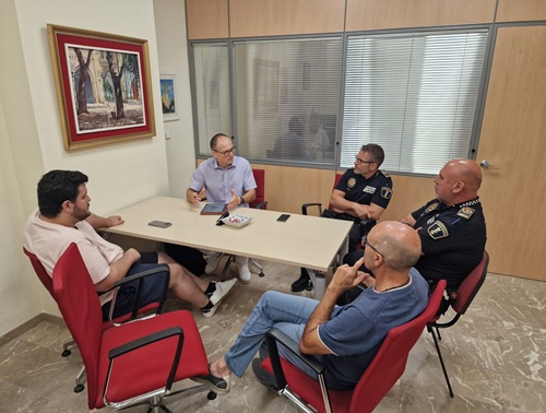 Imagen de la reunión del director de la cátedra con el alcalde de Albal y los responsables de la policia local